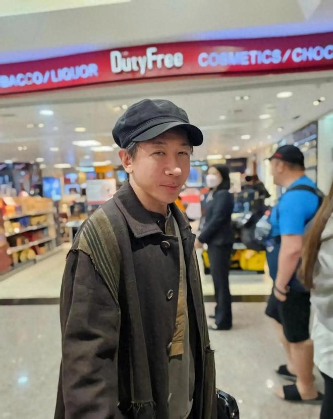 1年的刘谦憔悴到认不出早已没了当初风采AG真人登录入口钱再多有什么用？抗癌(图4)