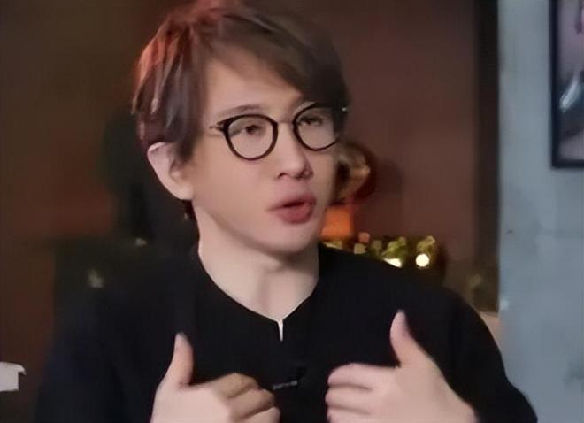 1年的刘谦憔悴到认不出早已没了当初风采AG真人登录入口钱再多有什么用？抗癌(图8)