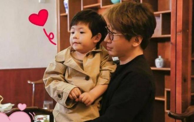 1年的刘谦憔悴到认不出早已没了当初风采AG真人登录入口钱再多有什么用？抗癌(图7)