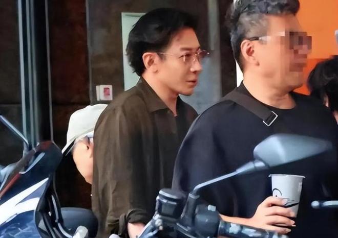 1年的刘谦憔悴到认不出早已没了当初风采AG真人登录入口钱再多有什么用？抗癌(图9)